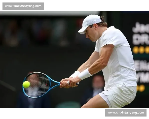 曼联 7 号传奇跨界赋能!德雷珀携红魔战袍剑指温网